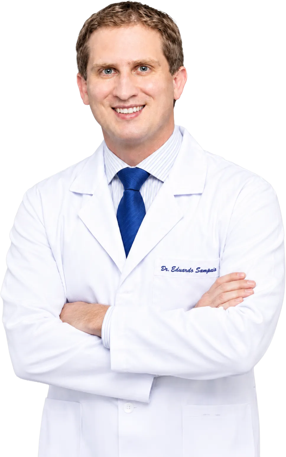 Dr. Eduardo Bueno Sampaio, ortopedista, de jaleco e braços cruzados